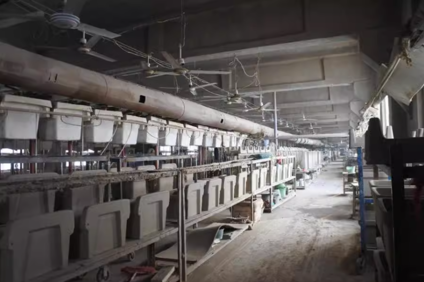 上半年有超30宗卫企资产拍卖公告；多地卖场倒闭、商铺流拍